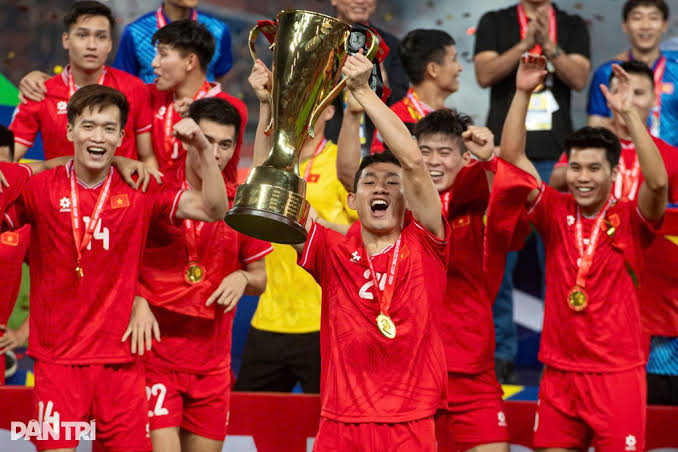 Đội tuyển Việt Nam nâng cúp vô địch — hướng tới bảo vệ danh hiệu tại AFF Cup 2026
